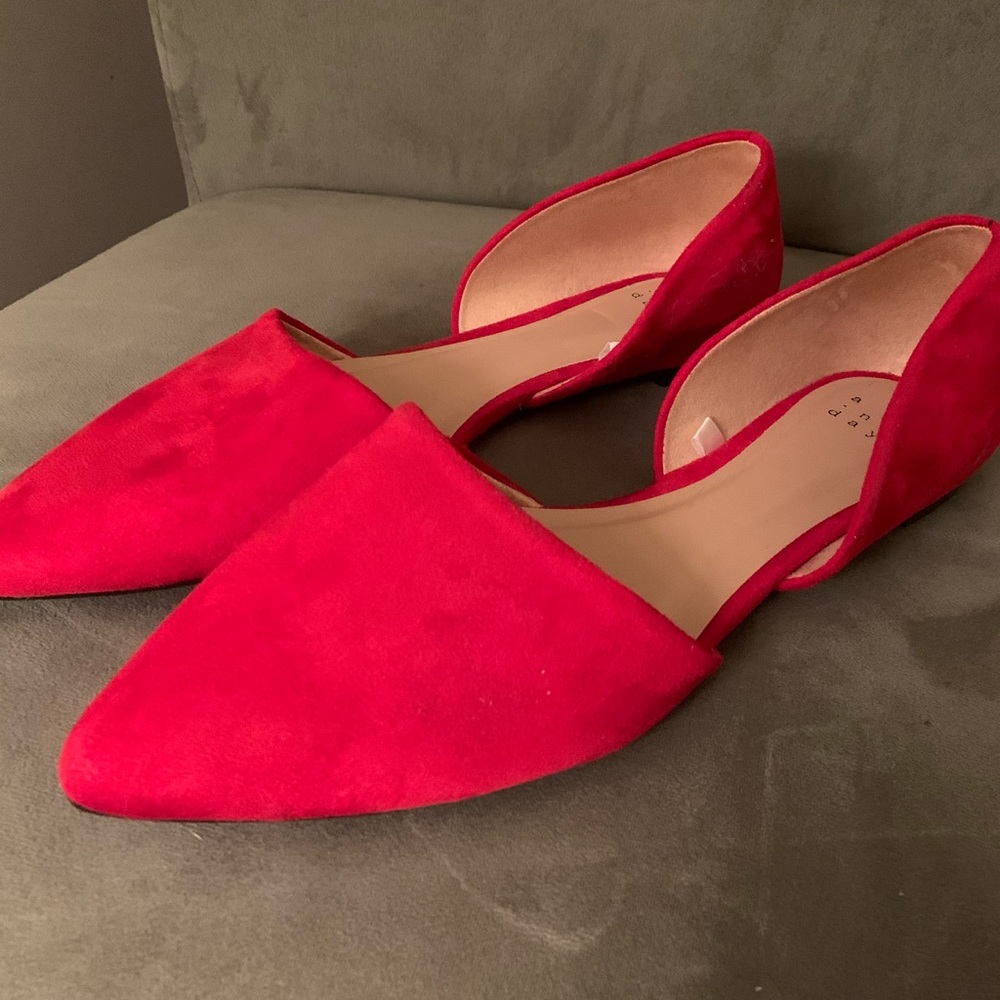 Women’s red flats